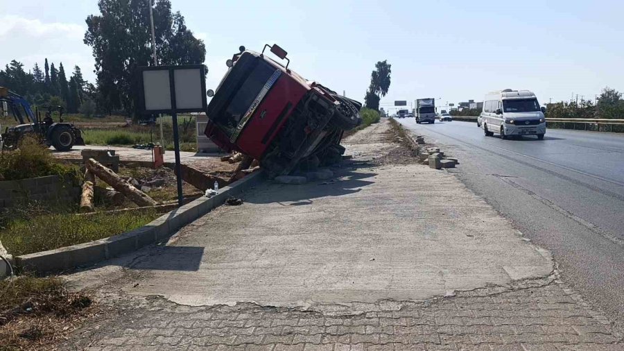 Lastiği Patlayan Tomruk Yüklü Kamyon Devrildi, Sürücü Kazayı Burnu Bile Kanamadan Atlattı