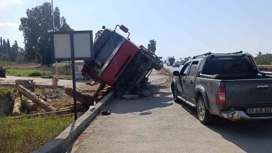 Lastiği Patlayan Tomruk Yüklü Kamyon Devrildi, Sürücü Kazayı Burnu Bile Kanamadan Atlattı