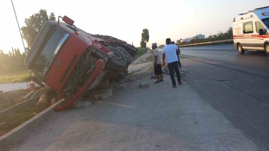 Lastiği Patlayan Tomruk Yüklü Kamyon Devrildi, Sürücü Kazayı Burnu Bile Kanamadan Atlattı