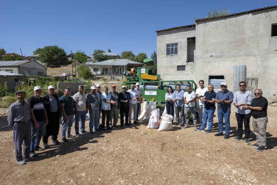 Mersin Büyükşehir Belediyesinden Üreticiye ‘tohum Eleme Makinesi’ Desteği