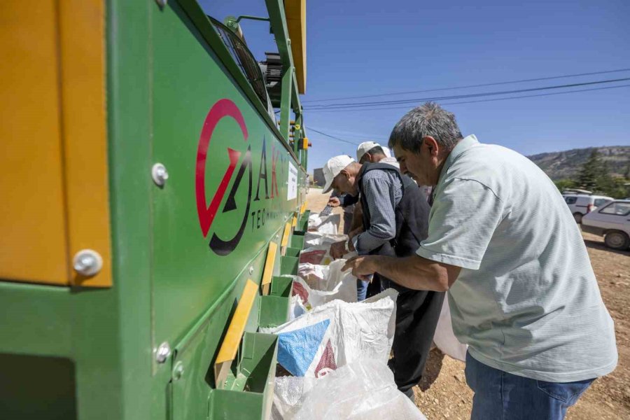 Mersin Büyükşehir Belediyesinden Üreticiye ‘tohum Eleme Makinesi’ Desteği