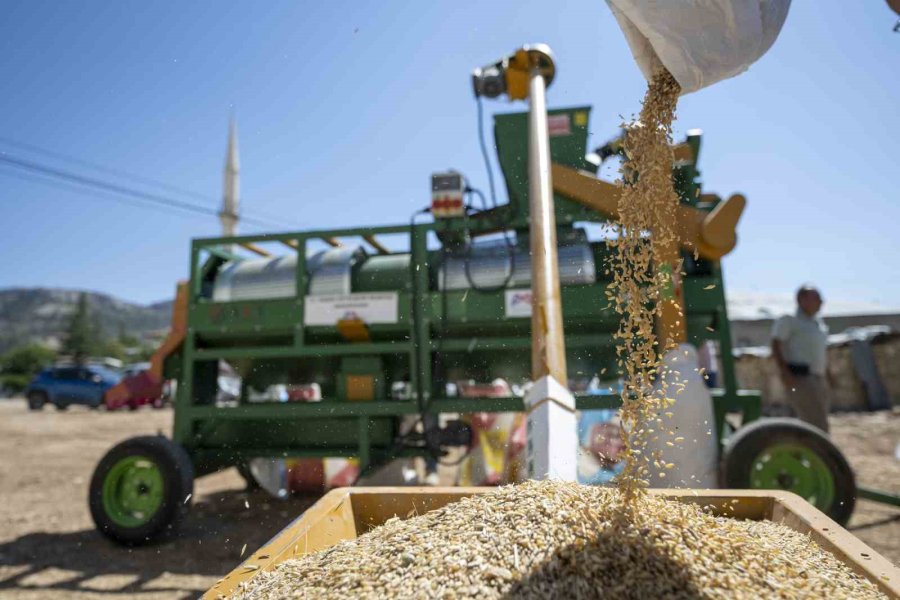 Mersin Büyükşehir Belediyesinden Üreticiye ‘tohum Eleme Makinesi’ Desteği