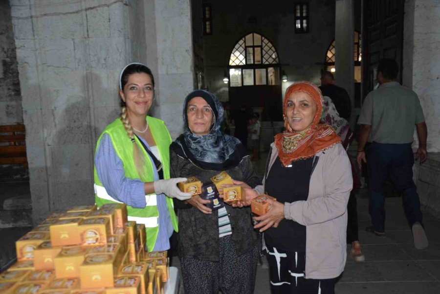 Mersin’de Kandilde 15 Bin Kandil Simidi Dağıtıldı