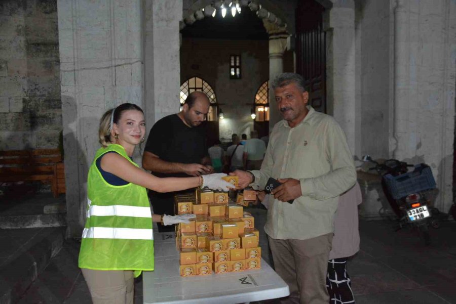 Mersin’de Kandilde 15 Bin Kandil Simidi Dağıtıldı