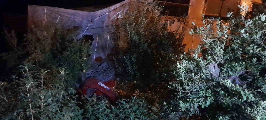 Yoldan Çıkan Otomobil Seraya Çarptı: 5 Yaralı