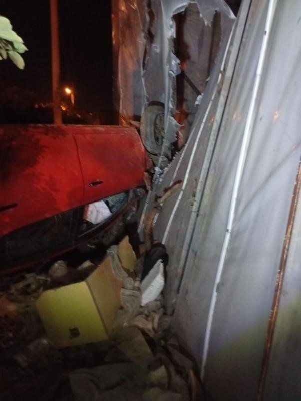 Yoldan Çıkan Otomobil Seraya Çarptı: 5 Yaralı