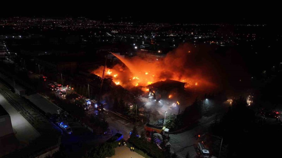 Niğde’deki Fabrika Yangınını Söndürme Çalışmaları Sürüyor
