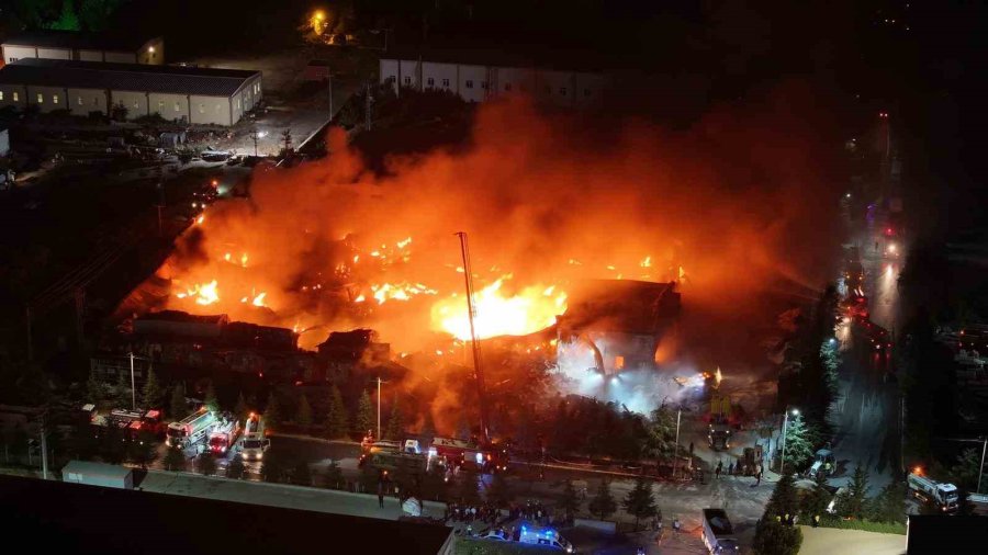 Niğde’deki Fabrika Yangınını Söndürme Çalışmaları Sürüyor