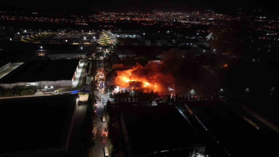 Niğde’deki Fabrika Yangınını Söndürme Çalışmaları Sürüyor