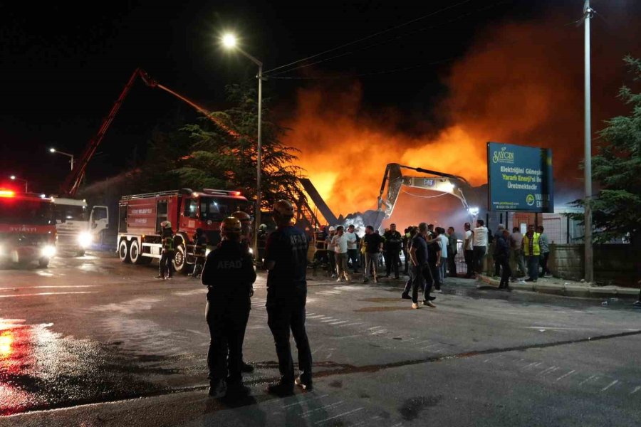 Niğde’deki Fabrika Yangınını Söndürme Çalışmaları Sürüyor