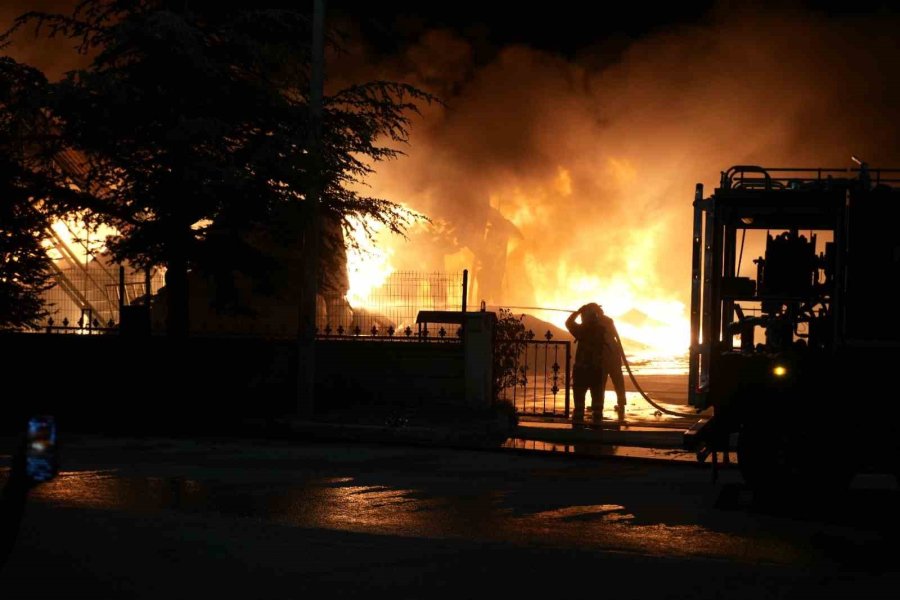 Niğde’deki Fabrika Yangınını Söndürme Çalışmaları Sürüyor