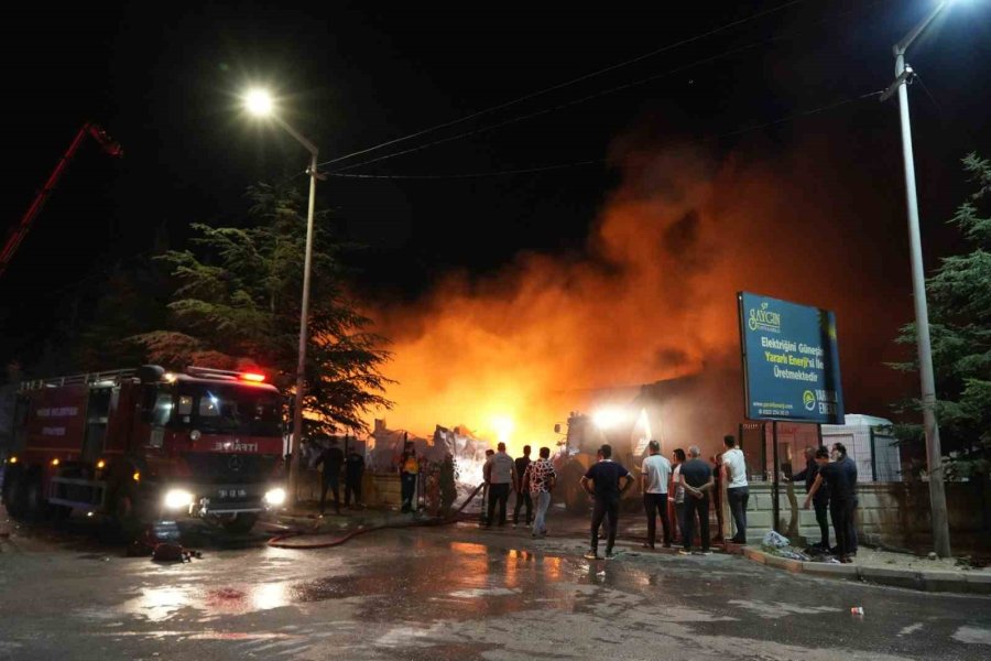 Niğde’deki Fabrika Yangınını Söndürme Çalışmaları Sürüyor