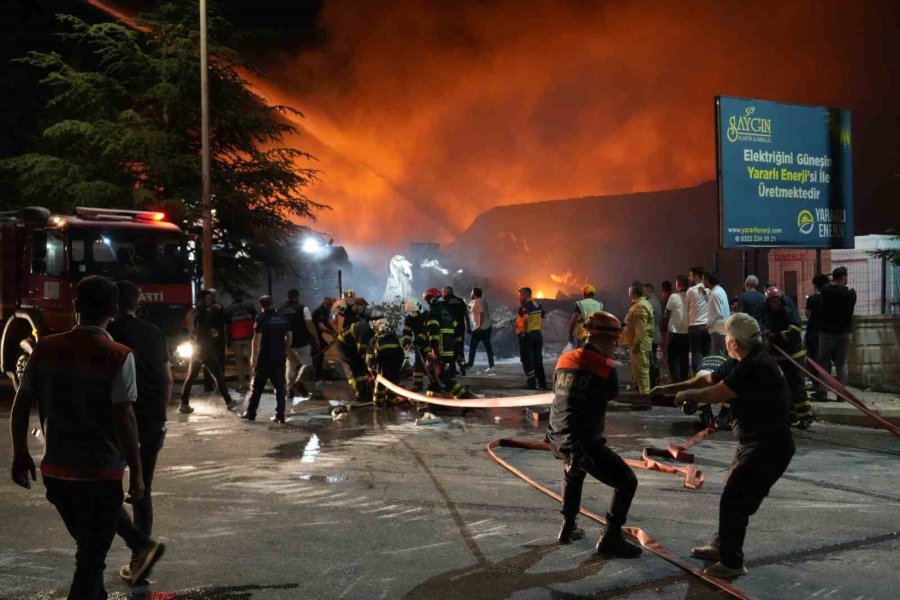 Niğde’deki Fabrika Yangınını Söndürme Çalışmaları Sürüyor