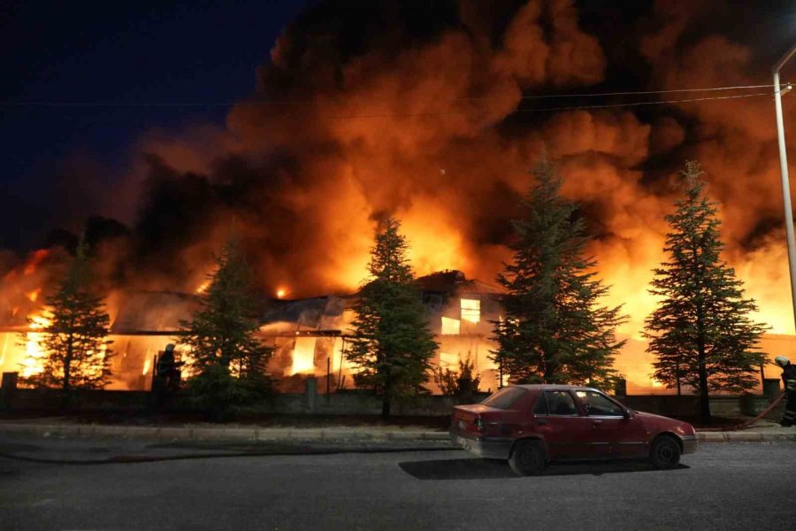 Niğde’deki Fabrika Yangınını Söndürme Çalışmaları Sürüyor