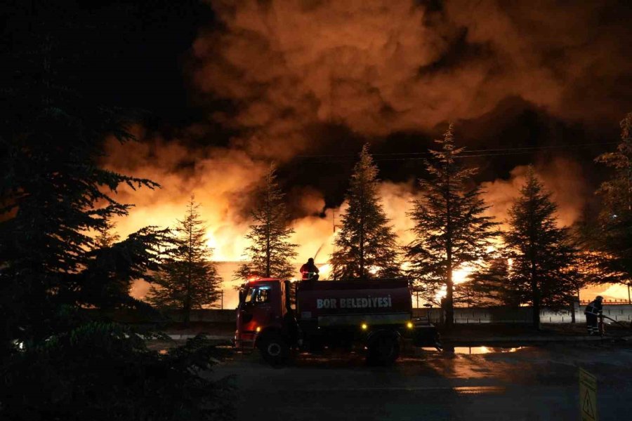 Niğde’deki Fabrika Yangınını Söndürme Çalışmaları Sürüyor