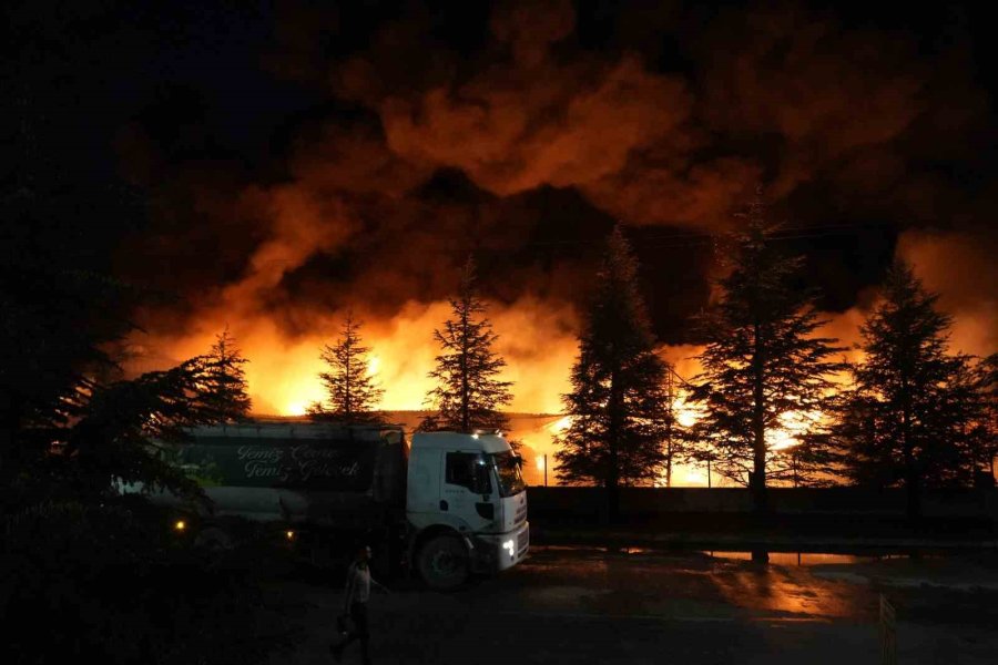 Niğde’deki Fabrika Yangınını Söndürme Çalışmaları Sürüyor