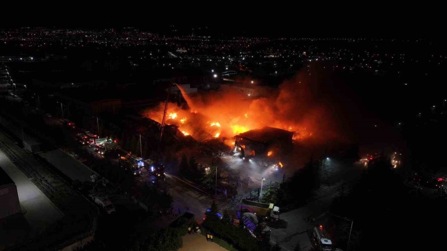 Niğde’deki Fabrika Yangınını Söndürme Çalışmaları Sürüyor