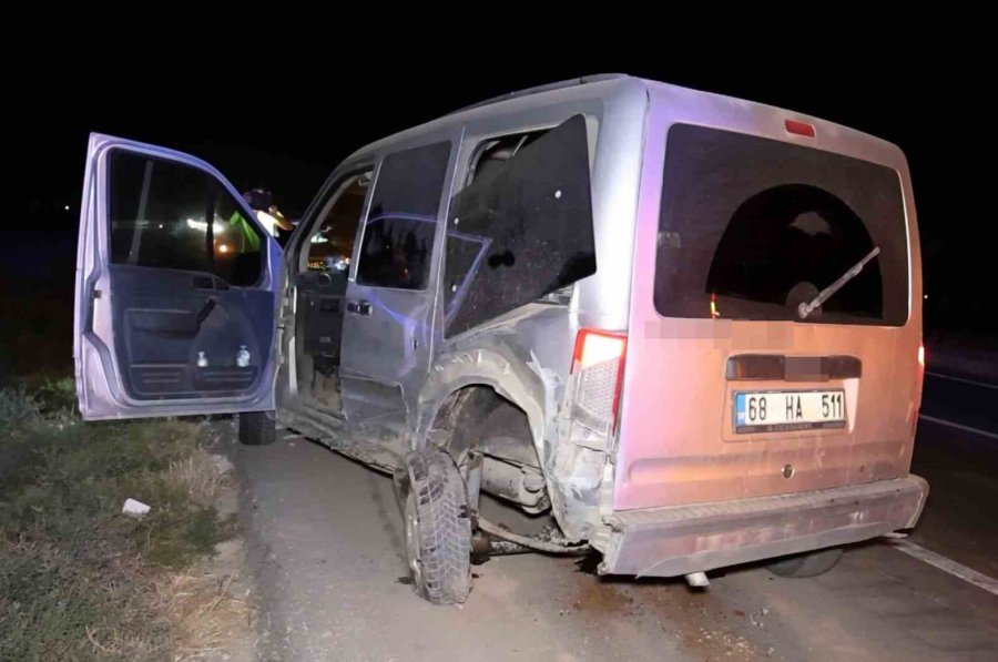 Aksaray’da Otomobil, Hafif Ticari Araca Çarptı: 4 Yaralı