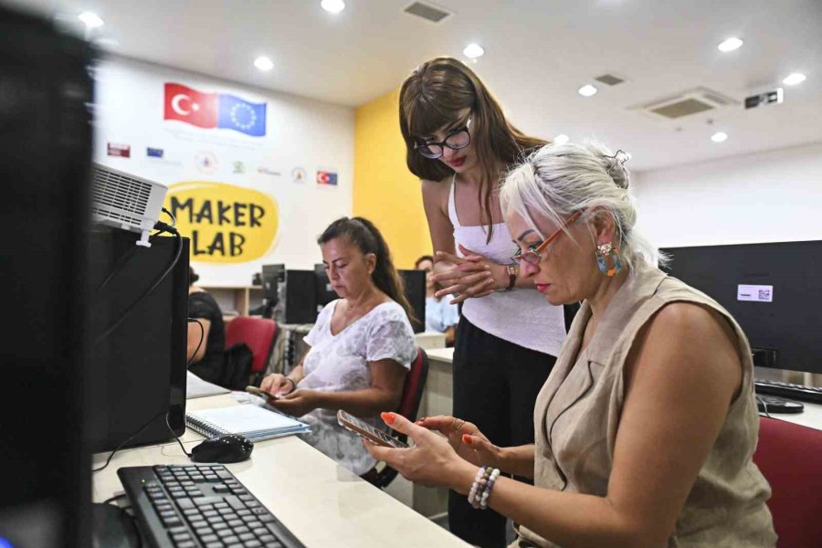 Muratpaşa’dan Kadınlara Dijital Çağ Eğitimi