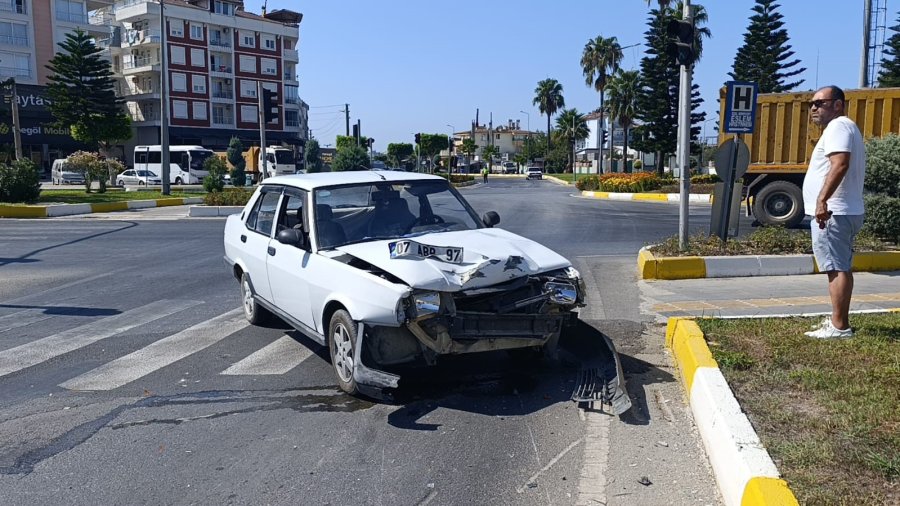 Manavgat’ta Tofaş Otomobille Çarpışan Motosikletli Ağır Yaralandı