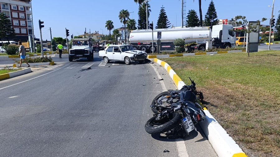 Manavgat’ta Tofaş Otomobille Çarpışan Motosikletli Ağır Yaralandı