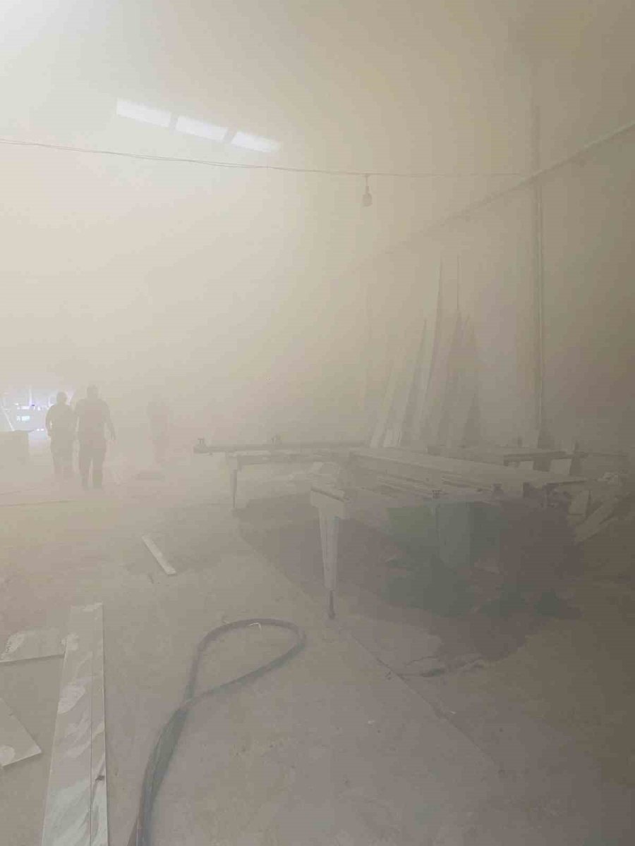 Beyşehir’de Mobilya İmalathanesinde Yangın Paniği