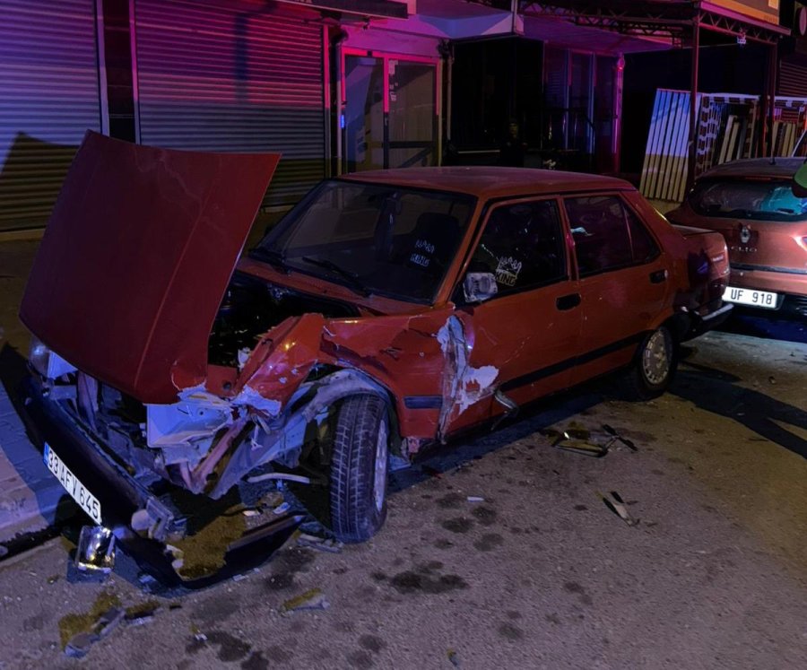 Emniyetin Karşı Sokağında 6 Araca Çarparak Zarar Verip Yaya Kaçtı