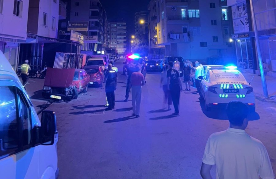 Emniyetin Karşı Sokağında 6 Araca Çarparak Zarar Verip Yaya Kaçtı