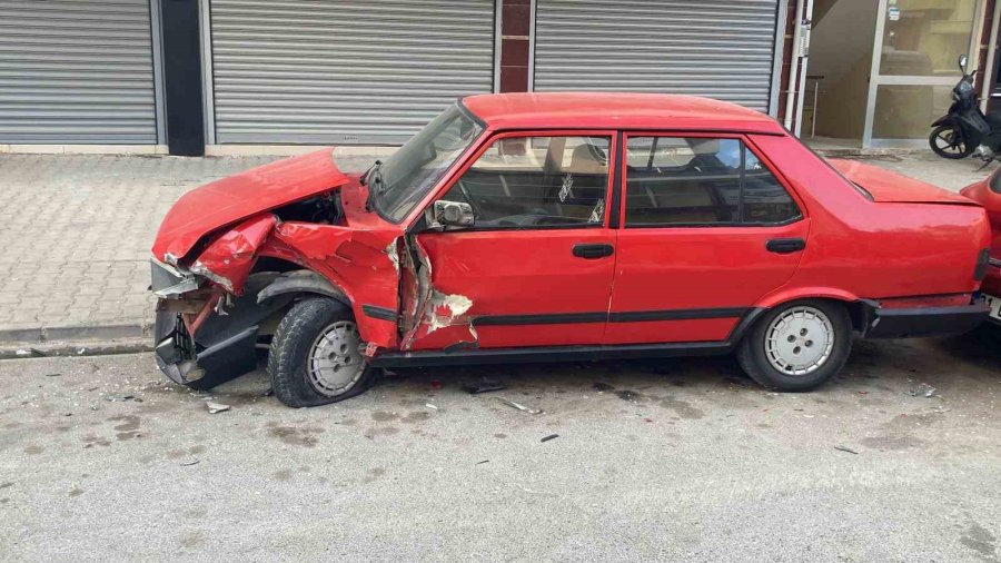 Emniyetin Karşı Sokağında 6 Araca Çarparak Zarar Verip Yaya Kaçtı