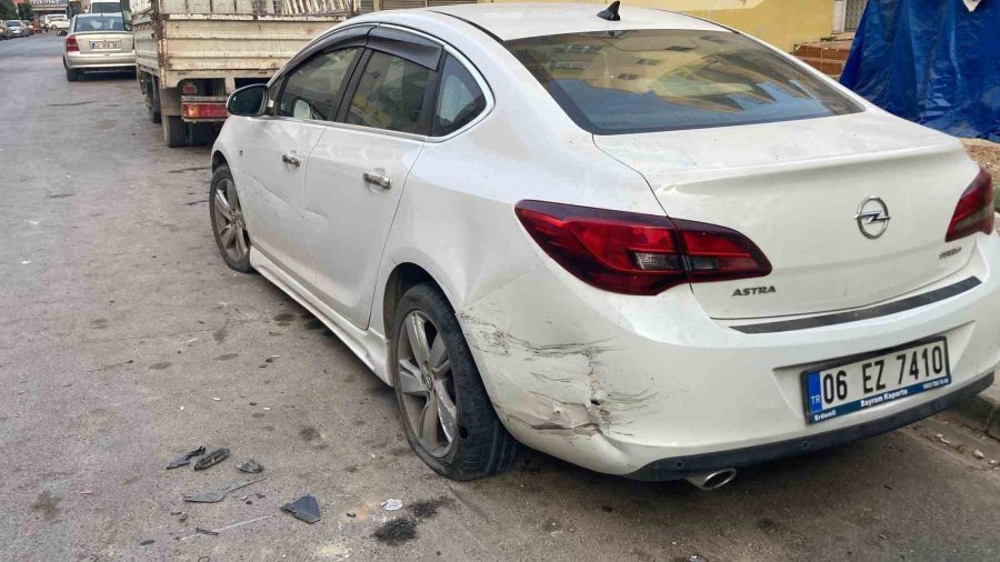 Emniyetin Karşı Sokağında 6 Araca Çarparak Zarar Verip Yaya Kaçtı