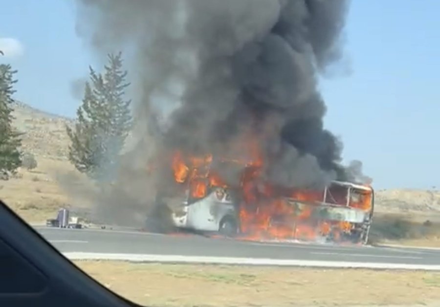 Şoför, Yolcuları Tahliye Etti Otobüs Alev Alev Yandı