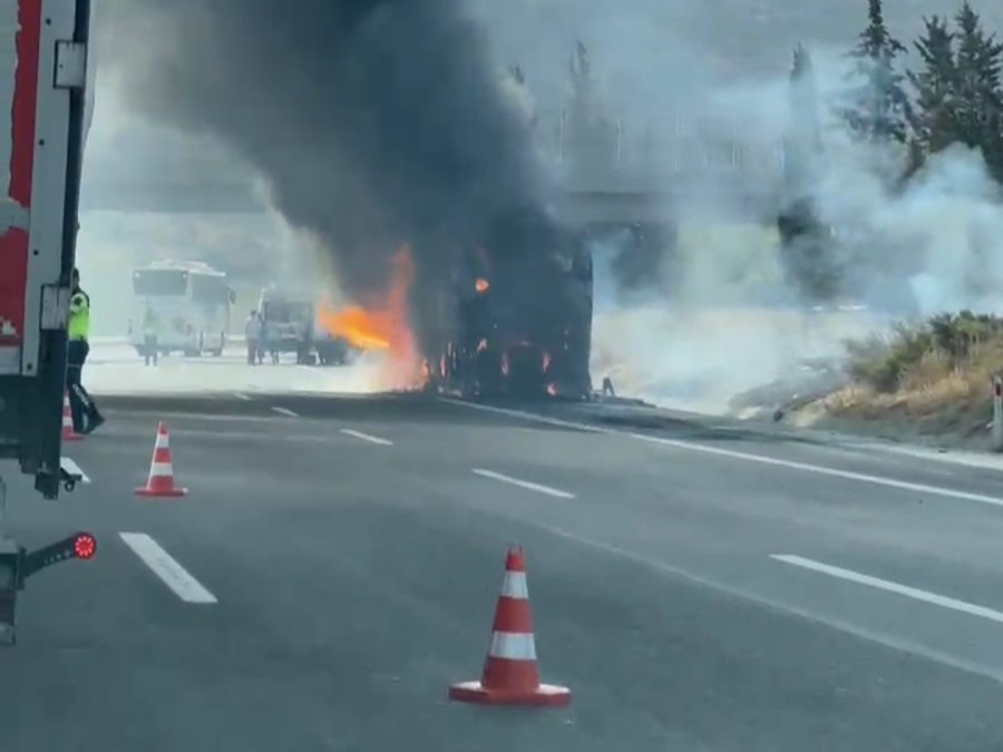 Şoför, Yolcuları Tahliye Etti Otobüs Alev Alev Yandı