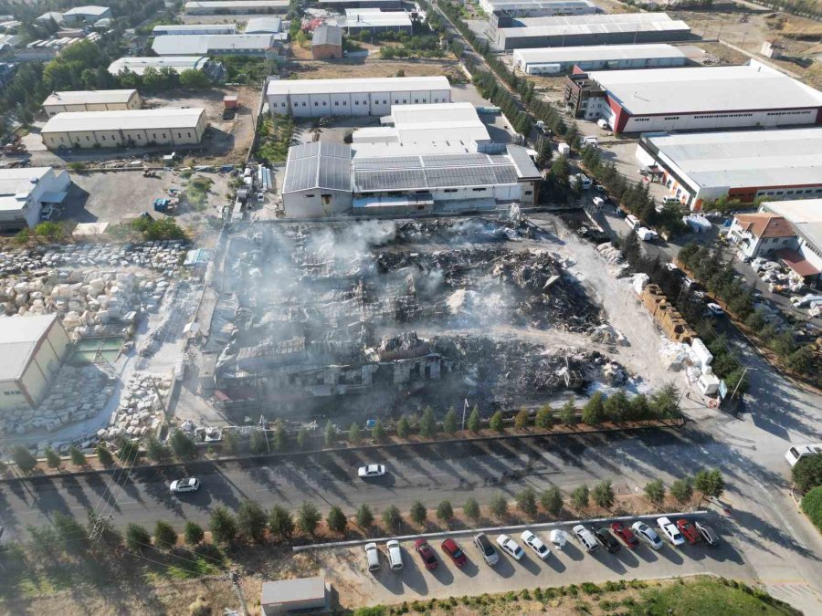 Niğde’deki Fabrika Yangını 10 Saatlik Çalışma İle Söndürüldü
