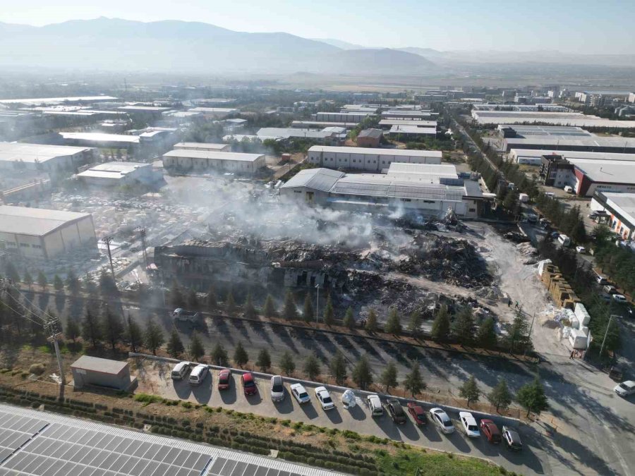 Niğde’deki Fabrika Yangını 10 Saatlik Çalışma İle Söndürüldü
