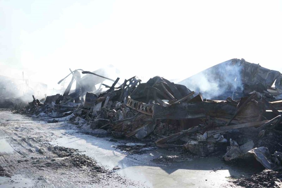 Niğde’deki Fabrika Yangını 10 Saatlik Çalışma İle Söndürüldü