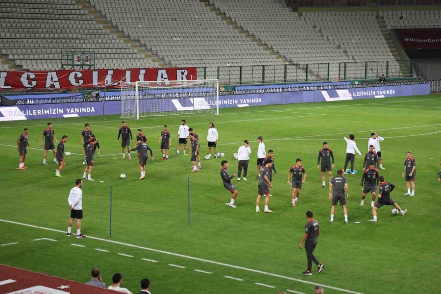 A Milli Futbol Takımı, İspanya Maçının Hazırlıklarını Tamamladı