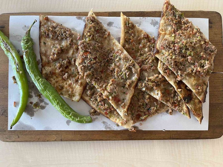 Konyalı Ustalar, Milli Maç İçin Konya’ya Gelen Misafirleri Etliekmek Yemeğe Davet Etti