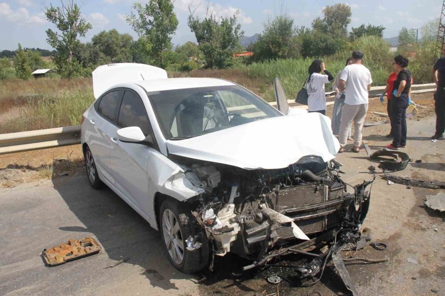 Otomobil Yol Kenarında Bariyerlere Çarptı: 2 Yaralı