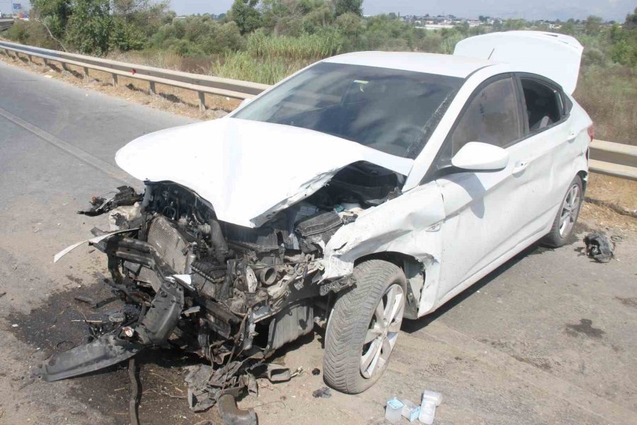 Otomobil Yol Kenarında Bariyerlere Çarptı: 2 Yaralı