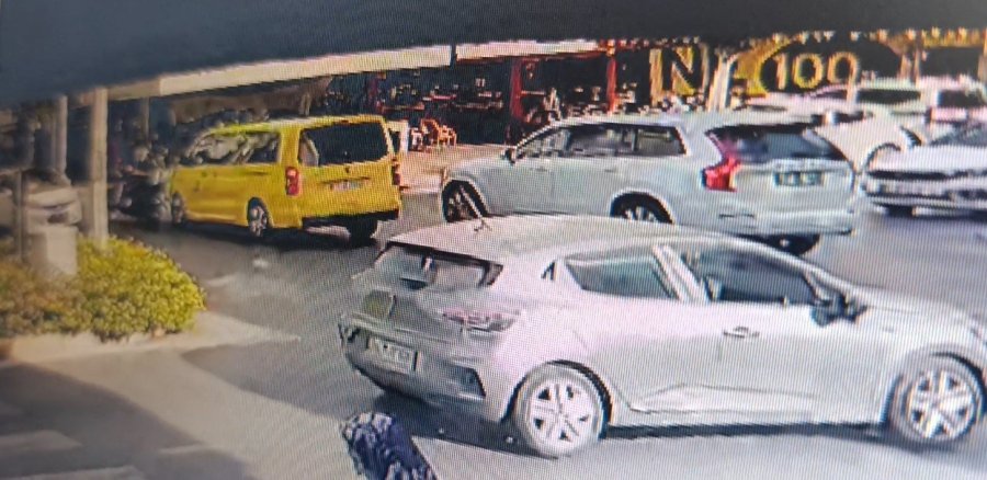 Ticari Taksiyle Çarpışan Motosiklet Savrulup Başka Bir Otomobile Çarptı: 1 Yaralı