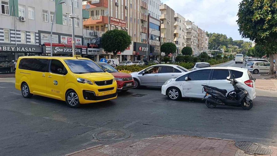 Ticari Taksiyle Çarpışan Motosiklet Savrulup Başka Bir Otomobile Çarptı: 1 Yaralı