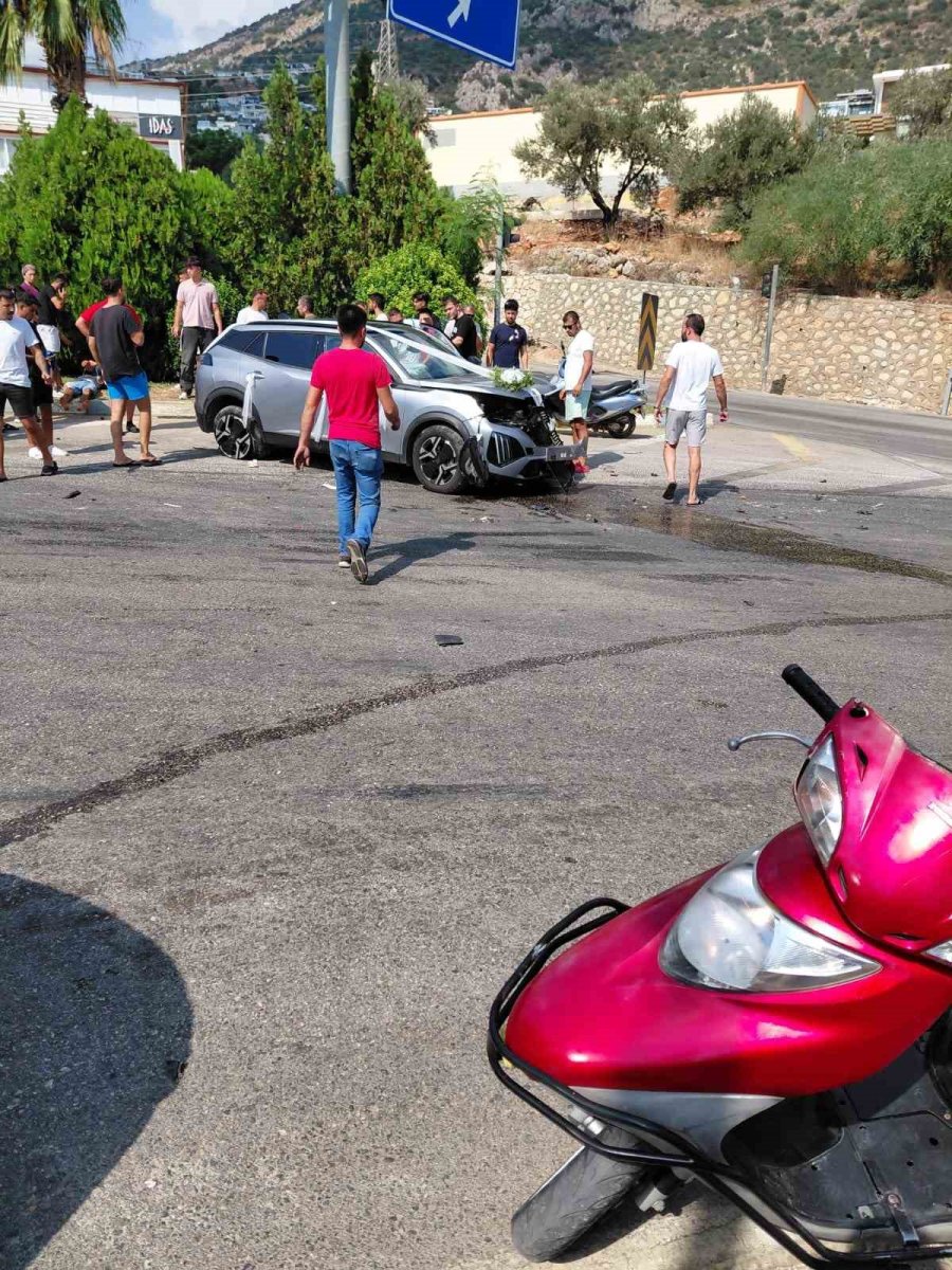 Kırmızı Işık İhlali Yapan Araç, Gelin Arabasıyla Çarpıştı: 1 Yaralı