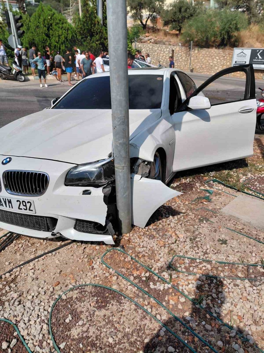 Kırmızı Işık İhlali Yapan Araç, Gelin Arabasıyla Çarpıştı: 1 Yaralı