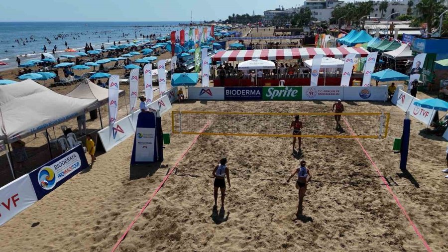 Mersin’de Plaj Voleybolu Heyecanı Başladı