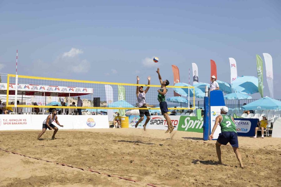Mersin’de Plaj Voleybolu Heyecanı Başladı