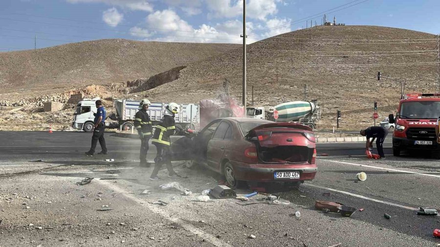 Niğde’de Refüje Çarpan Otomobil Alev Aldı: 1 Yaralı