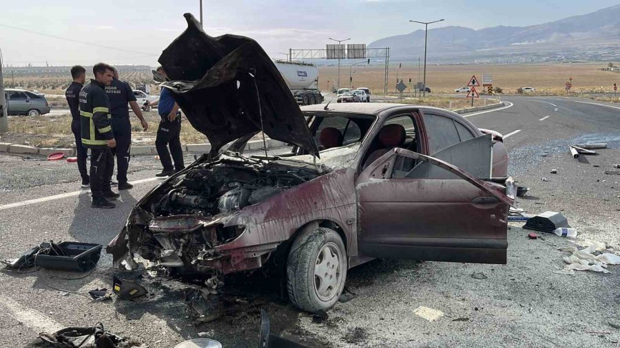 Niğde’de Refüje Çarpan Otomobil Alev Aldı: 1 Yaralı