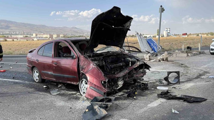 Niğde’de Refüje Çarpan Otomobil Alev Aldı: 1 Yaralı