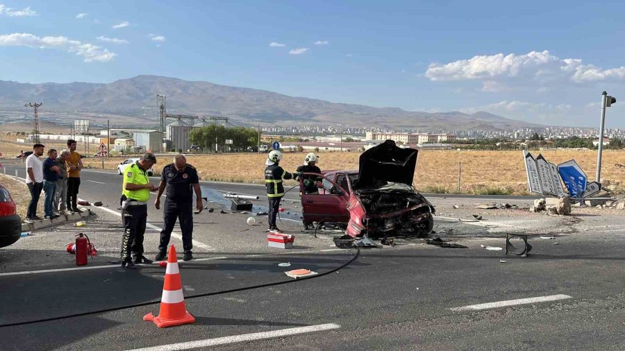 Niğde’de Refüje Çarpan Otomobil Alev Aldı: 1 Yaralı
