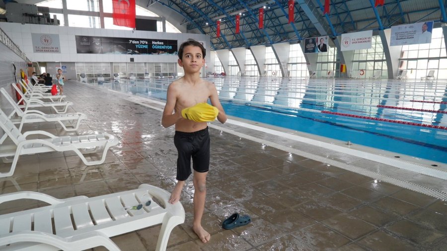 Ampute Sporcu Ahmet Yasin, Yüzme Tutkusuyla Engelleri Aşıyor